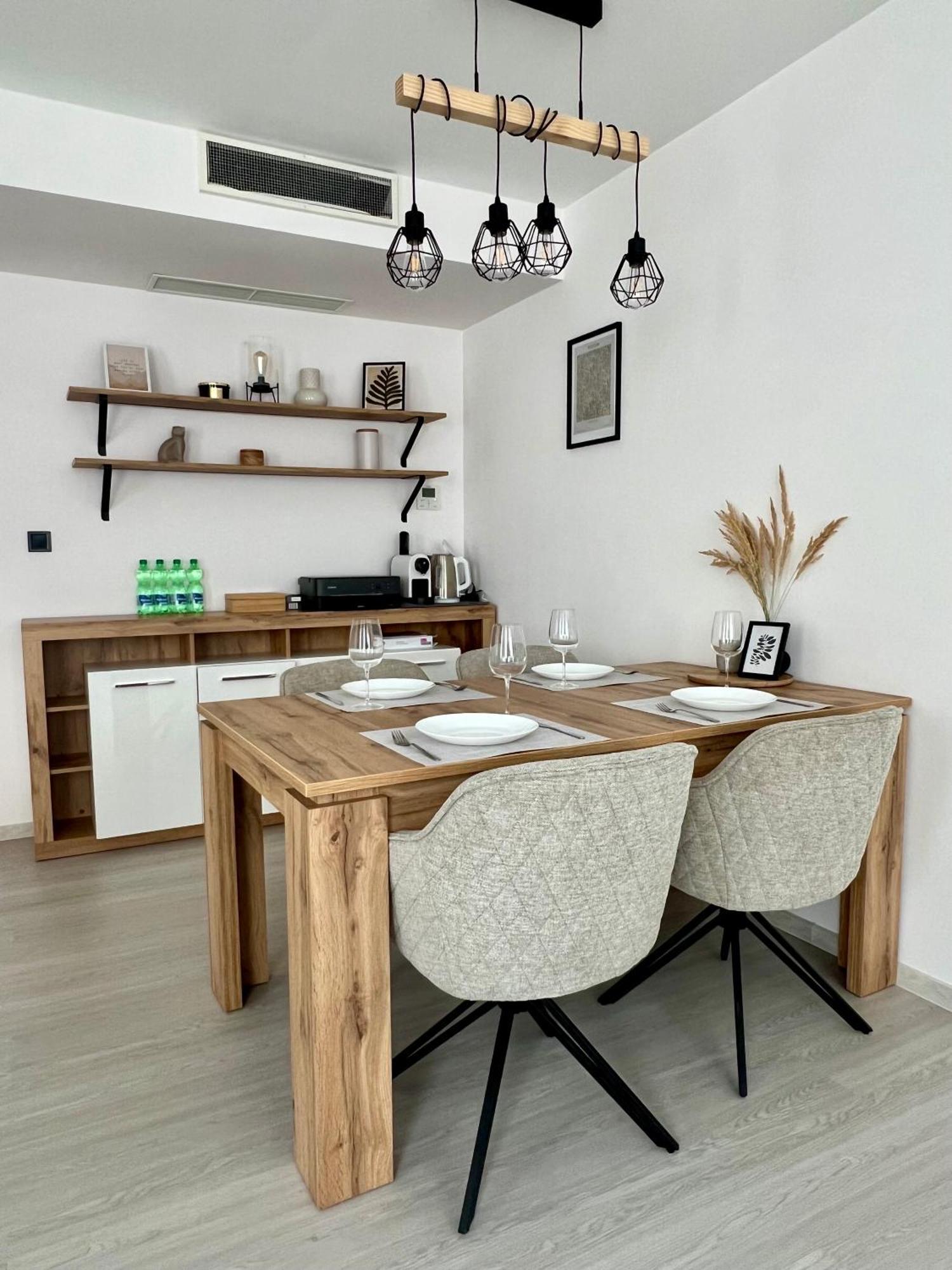 Skau Piano Family & Business Apartment Free Parking บราติสลาวา ภายนอก รูปภาพ